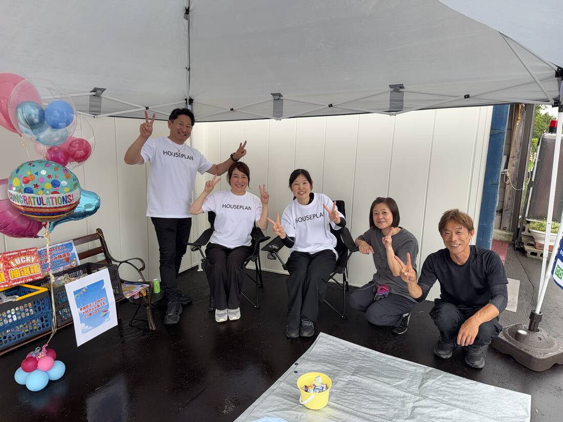 札幌給湯器交換くんオープンイベントで笑顔のスタッフ